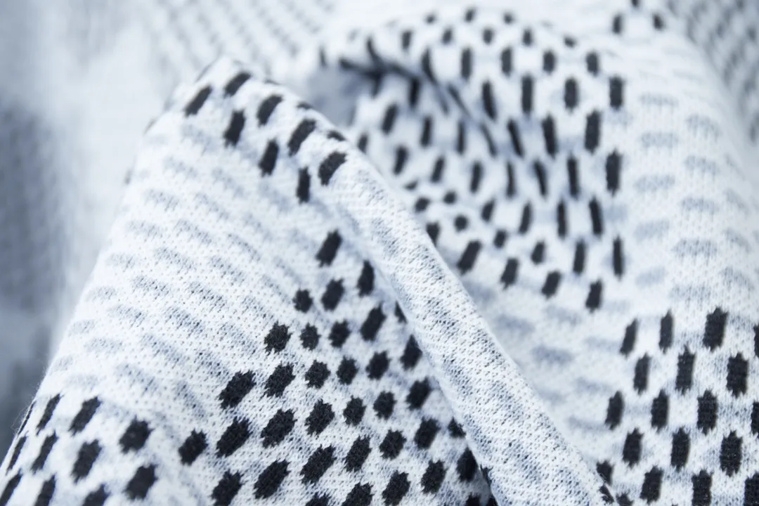 🅿️200 Louis LV 25ss spring and summer new style Checkerboard knitted short-sleeve Light luxury essential item for daily commuting for men and women Correct version Welcome to compare Detailed features · Made of high-viscosity cotton wool, with high count cotton added, dry and avoid stuffiness · Made of jacquard woven sheets imported from Germany, woven with Lv Monogram plaid intarsia, paired with knitting of the same style and color, presenting a unique three-dimensional texture · Double-needle sewing and cross-seam technology · Original main mark, washed tag, brand moisture-proof paper packaging Color: blue/grey Size: S/M/L/XL
